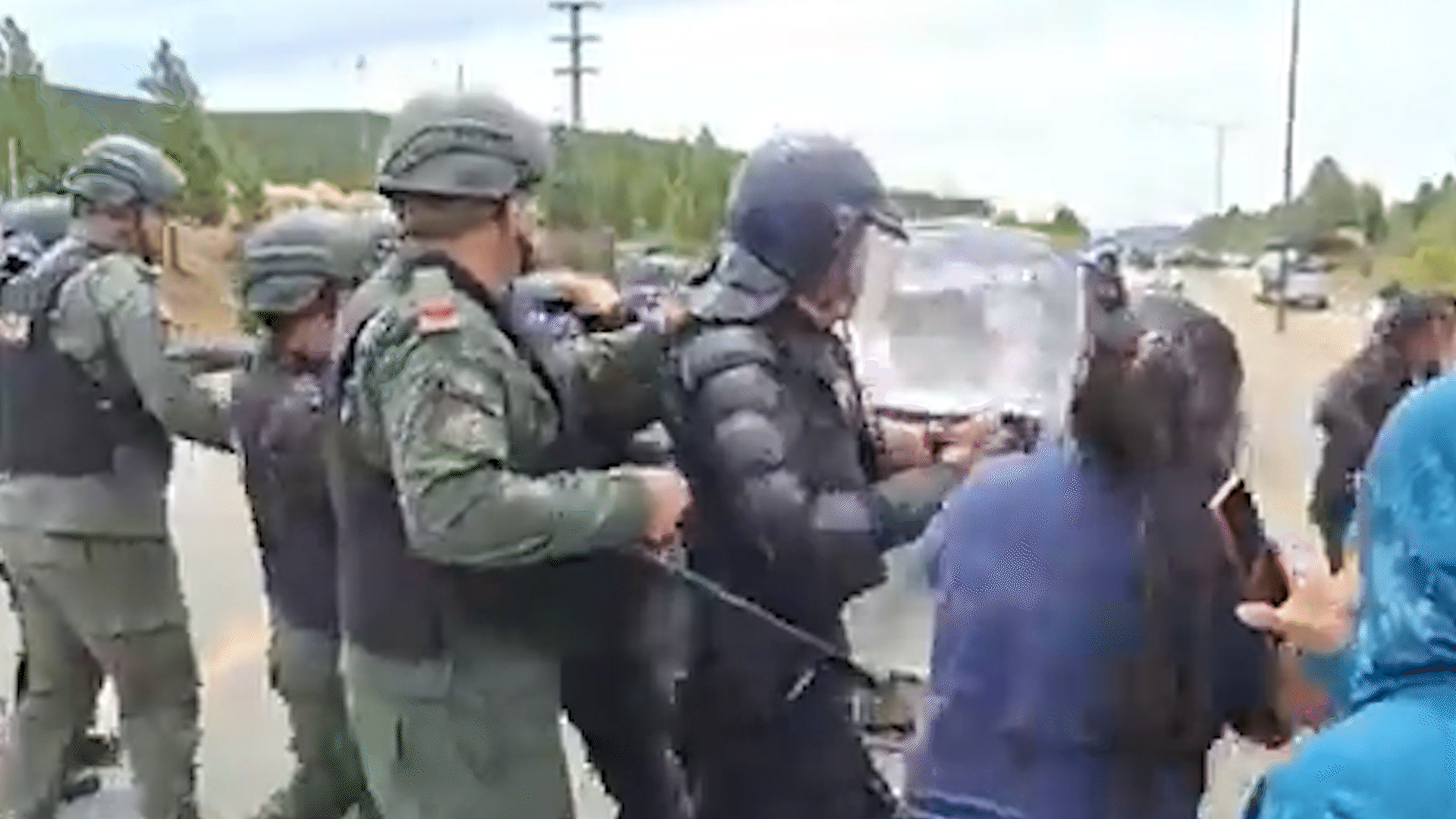 tension en ruta 40: gendarmeria aplico el protocolo antipiquetes y libero el transito tension en ruta 40: gendarmeria aplico el protocolo antipiquetes y libero el transito