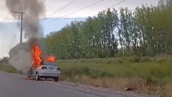 El vehículo se incendió a solo 400 metros del Motel Cucú. | LM Neuquen El vehículo se incendió a solo 400 metros del Motel Cucú.