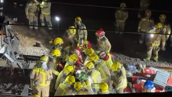 descarrilaron otros dos trenes en espana: el maquinista murio y hay mas de 30 heridos descarrilaron otros dos trenes en espana: el maquinista murio y hay mas de 30 heridos