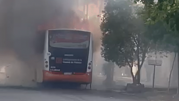 un grave incendio destruyo un colectivo en plottier: 15 pasajeros fueron evacuados un grave incendio destruyo un colectivo en plottier: 15 pasajeros fueron evacuados