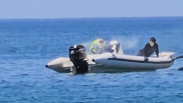 El fuego comenzó en la lancha en plena navegación por el mar de Las Grutas. El fuego comenzó en la lancha en plena navegación por el mar de Las Grutas.