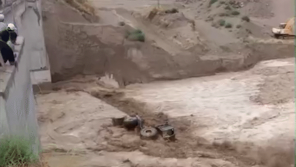 dramatico rescate en la ruta 40: dos operarios quedaron atrapados por la crecida durante la feroz tormenta dramatico rescate en la ruta 40: dos operarios quedaron atrapados por la crecida durante la feroz tormenta