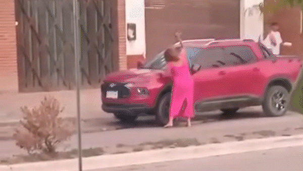 dia de furia una mujer rompio el parabrisas con un martillo al auto de su ex dia de furia una mujer rompio el parabrisas con un martillo al auto de su ex