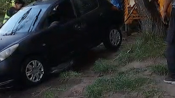 insolito accidente: perdio el control sin estar al volante y el auto cayo al rio limay insolito accidente: perdio el control sin estar al volante y el auto cayo al rio limay