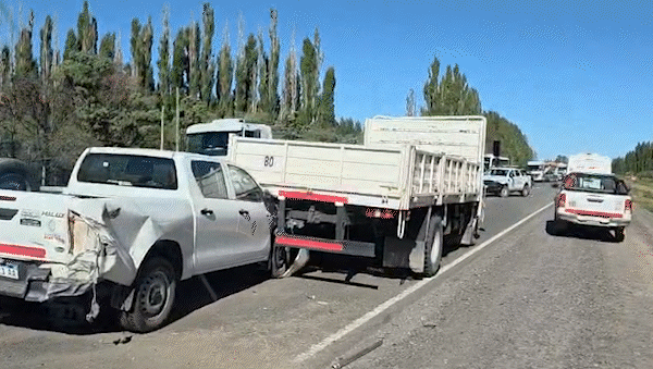 fuerte choque entre dos camionetas y un camion en ruta 7 fuerte choque entre dos camionetas y un camion en ruta 7