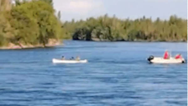 Tres personas debieron ser rescatadas en el rio Limay. Tres personas debieron ser rescatadas en el rio Limay.