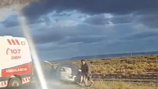 Espectacular choque en la Ruta 22 entre dos autos cerca de Zapala | LM Neuquen Espectacular choque en la Ruta 22 entre dos autos cerca de Zapala