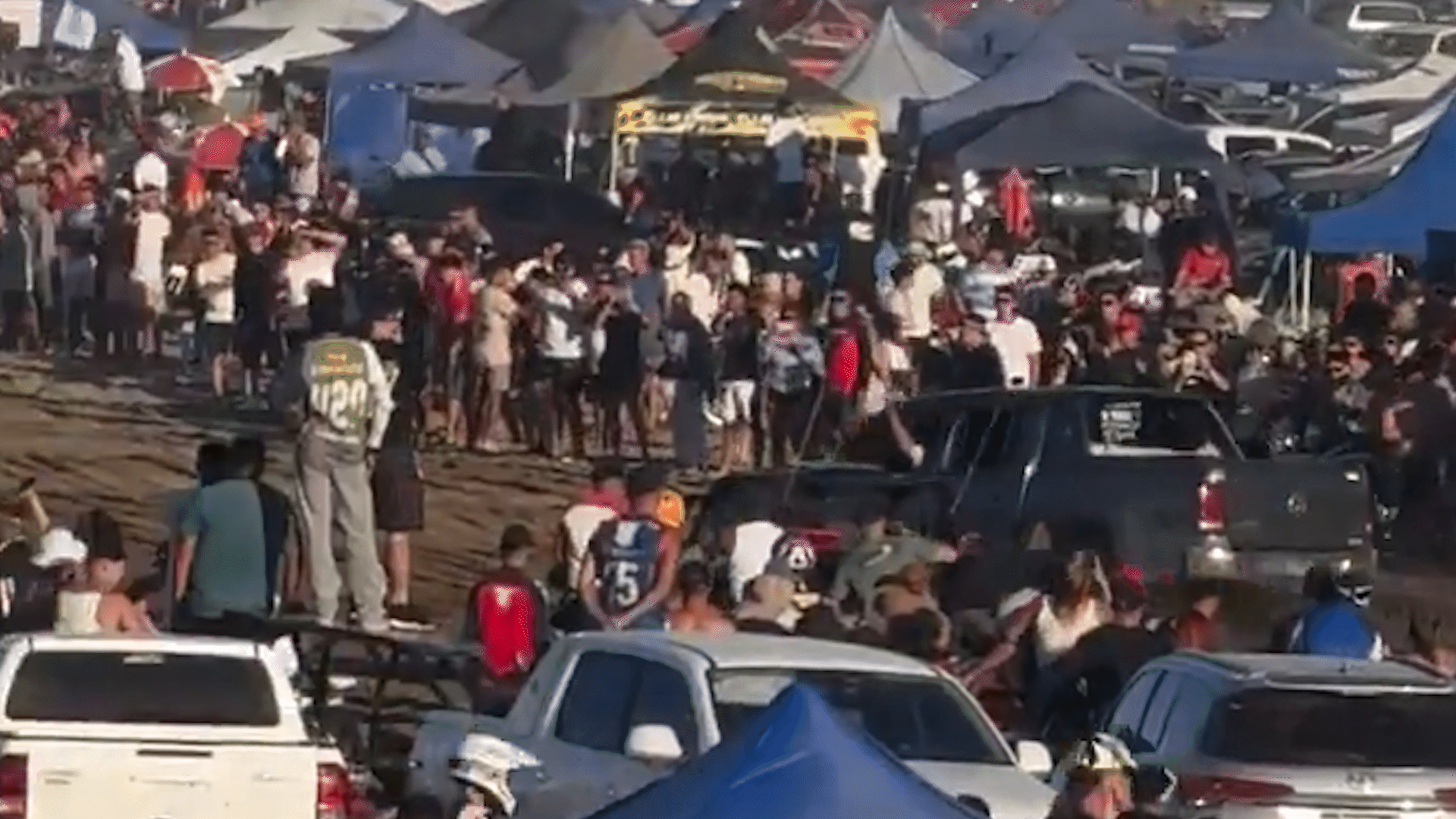 video: a gran velocidad y en zig zag corrio una picada con su camioneta en plena playa video: a gran velocidad y en zig zag corrio una picada con su camioneta en plena playa