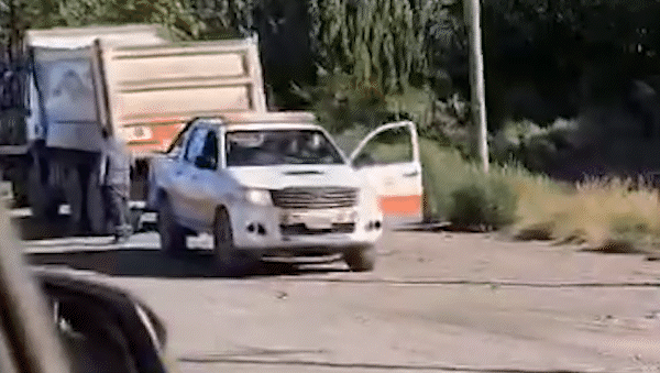 Fuerte choque en Ruta 7, entre una camioneta y dos camiones: demoras en el tránsito | LM Neuquen Fuerte choque en Ruta 7, entre una camioneta y dos camiones: demoras en el tránsito