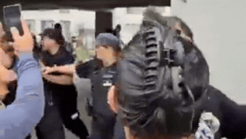 bronca y gritos: vecinos entraron por la fuerza al edificio que sufrio un derrumbe bronca y gritos: vecinos entraron por la fuerza al edificio que sufrio un derrumbe