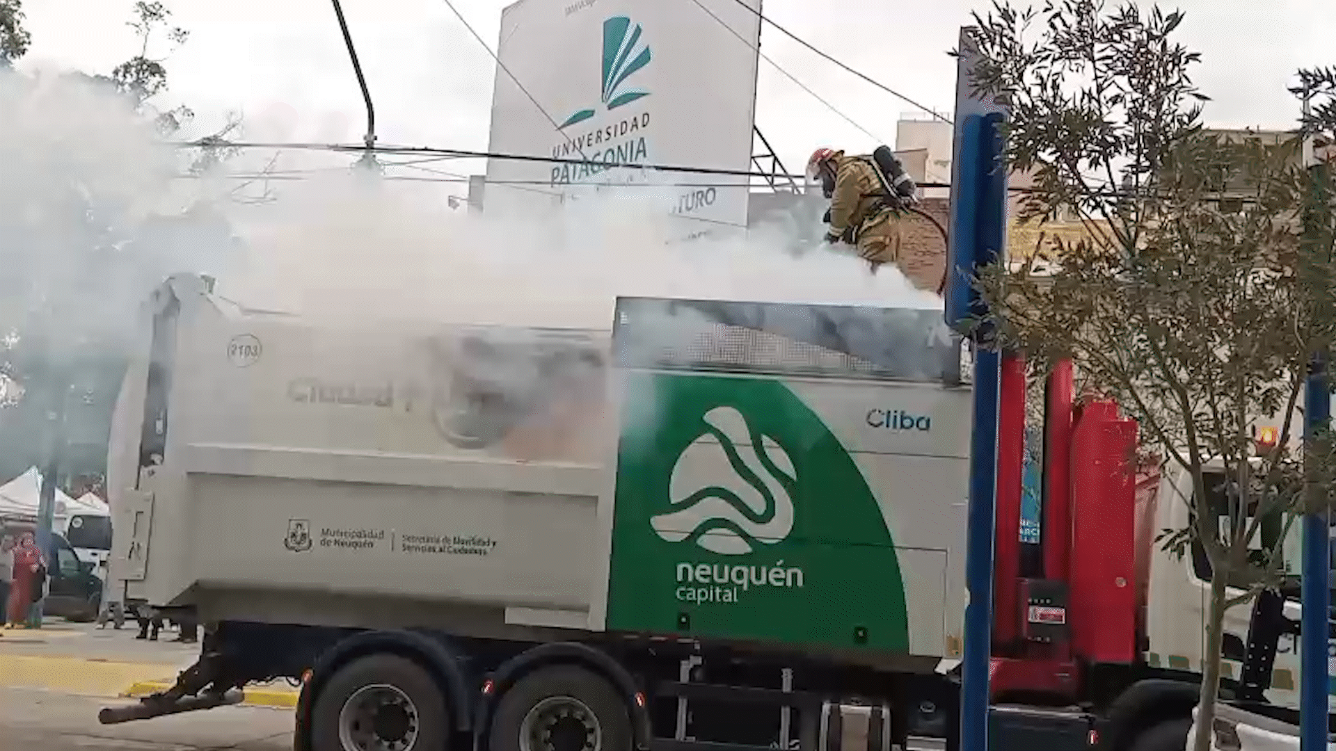 El humo comenzó a salir desde el interior del camión de recolección de residuos.