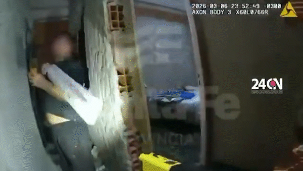 video: asi inmovilizaron con una taser a un hombre que quiso atacar a su pareja y la policia video: asi inmovilizaron con una taser a un hombre que quiso atacar a su pareja y la policia