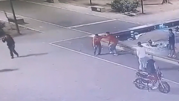 un joven de 18 anos fue asesinado a tiros en la calle: el video de la pelea fatal un joven de 18 anos fue asesinado a tiros en la calle: el video de la pelea fatal