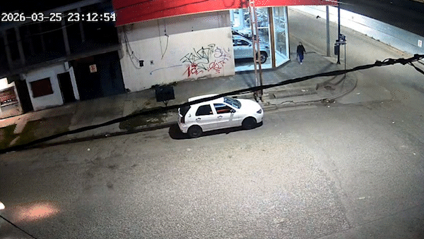 Además de patrulleros, el conductor del auto robado que escapaba por Avenida Mosconi chocó a una moto y fue imputado | LM Neuquen Además de patrulleros, el conductor del auto robado que escapaba por Avenida Mosconi chocó a una moto y fue imputado