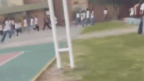 horror: un alumno de 15 anos entro armado a la escuela, mato de un disparo a un companero e hirio a seis mas horror: un alumno de 15 anos entro armado a la escuela, mato de un disparo a un companero e hirio a seis mas