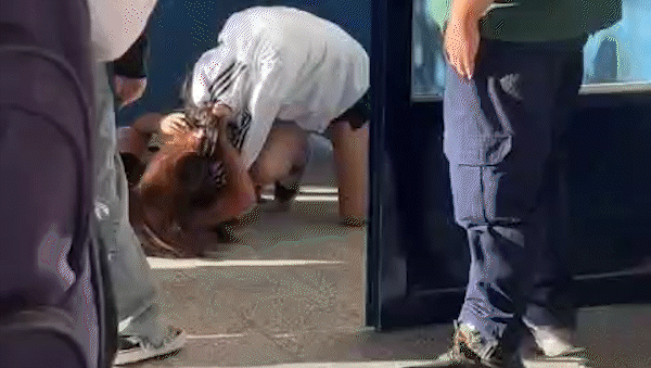 A las piñas en la escuela: un video registró una fuerte pelea entre dos alumnas en una EPET | LM Neuquen A las piñas en la escuela: un video registró una fuerte pelea entre dos alumnas en una EPET