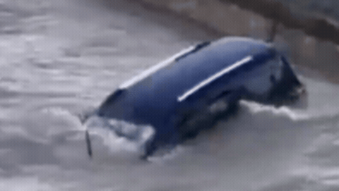 una camioneta cayo al rio: pescadores rescataron a una mujer y a su hija una camioneta cayo al rio: pescadores rescataron a una mujer y a su hija