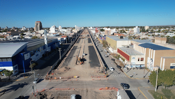 La Avenida Mosconi en el tramo cerca del puente carretero que une Neuquén con Cipolletti. La Avenida Mosconi en el tramo cerca del puente carretero que une Neuquén con Cipolletti.