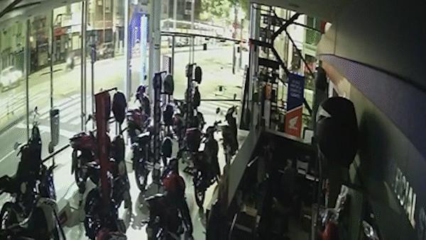 fuera de control: choco y termino con la camioneta incrustada dentro de una concesionaria fuera de control: choco y termino con la camioneta incrustada dentro de una concesionaria