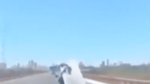 un hombre viajo acostado sobre una chapa en plena ruta: el polemico video un hombre viajo acostado sobre una chapa en plena ruta: el polemico video
