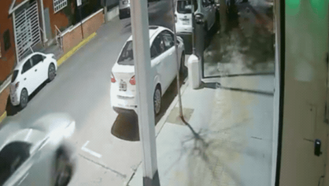 impacto en plena madrugada: choco tres autos y se dio a la fuga impacto en plena madrugada: choco tres autos y se dio a la fuga