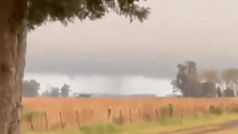 un tornado destruyo una vivienda, genero destrozos y dejo a una ciudad a oscuras un tornado destruyo una vivienda, genero destrozos y dejo a una ciudad a oscuras