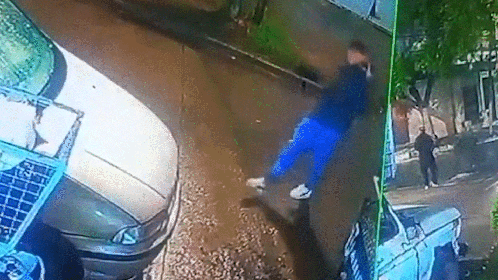 un chico de 14 anos se peleo con un companero de escuela y le baleo la casa: hay para todos un chico de 14 anos se peleo con un companero de escuela y le baleo la casa: hay para todos