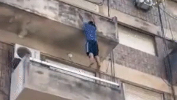 video: se peleo con su pareja, quiso entrar a su casa por el balcon y se cayo del cuarto piso video: se peleo con su pareja, quiso entrar a su casa por el balcon y se cayo del cuarto piso