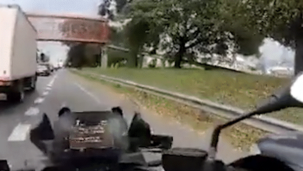 video: inedita persecucion en moto a cuatro ladrones armados que intentaron robar en un colectivo video: inedita persecucion en moto a cuatro ladrones armados que intentaron robar en un colectivo