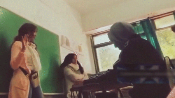 Video viral: Río Negro desmiente que la directora que patea un banco sea de la provincia | LM Neuquen Video viral: Río Negro desmiente que la directora que patea un banco sea de la provincia