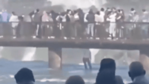 video: se le cayo el celular en las cataratas del iguazu y se tiro de la pasarela para recuperarlo video: se le cayo el celular en las cataratas del iguazu y se tiro de la pasarela para recuperarlo