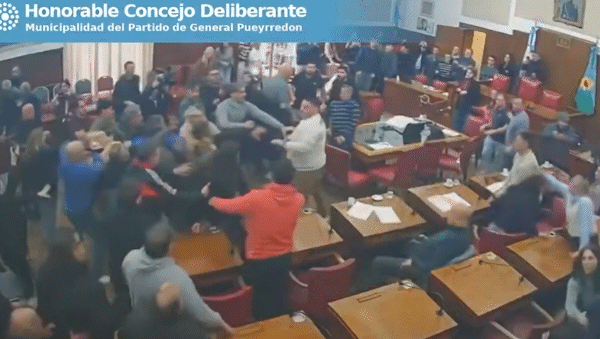 escandalo: taxistas y choferes de aplicaciones de viajes terminaron a las pinas en el concejo deliberante escandalo: taxistas y choferes de aplicaciones de viajes terminaron a las pinas en el concejo deliberante