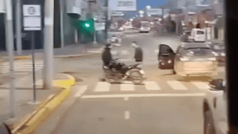 choque insolito: bajo a discutir con un motociclista, olvido el freno de mano y su auto se descontrolo choque insolito: bajo a discutir con un motociclista, olvido el freno de mano y su auto se descontrolo