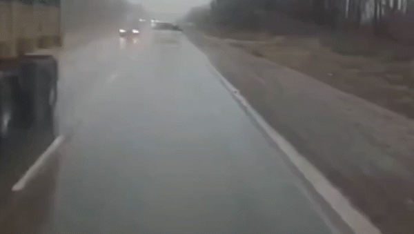 peligro al volante: realizo una maniobra indebida en ruta 7 y casi choca contra un camion