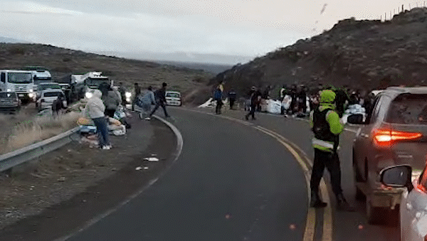 impactante video: asi saqueaban la mercaderia de un camion volcado en la ruta 237 impactante video: asi saqueaban la mercaderia de un camion volcado en la ruta 237