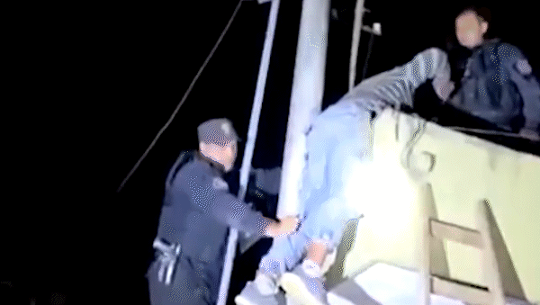 video: entro a robar a una casa, quedo atrapado en el techo y lo tuvo que rescatar la policia video: entro a robar a una casa, quedo atrapado en el techo y lo tuvo que rescatar la policia
