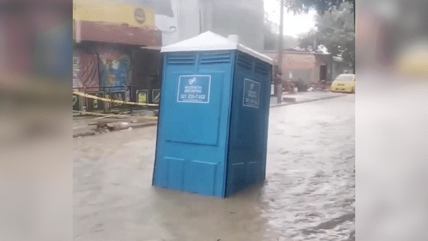 no alcanzo a salir: estaba dentro de un bano quimico y fue arrastrado por la fuerte lluvia no alcanzo a salir: estaba dentro de un bano quimico y fue arrastrado por la fuerte lluvia