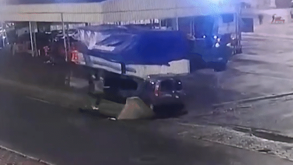dramaticas imagenes: una joven murio atropellada por el acoplado de un camion que se desprendio