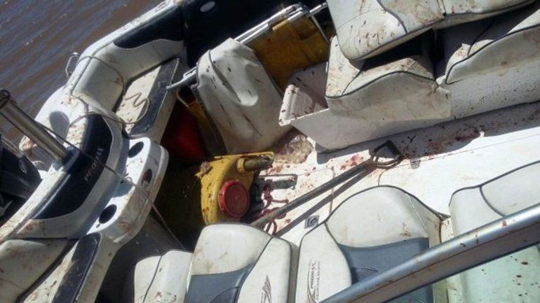 La lancha quedó cubierta de sangure y encontraron un arma.