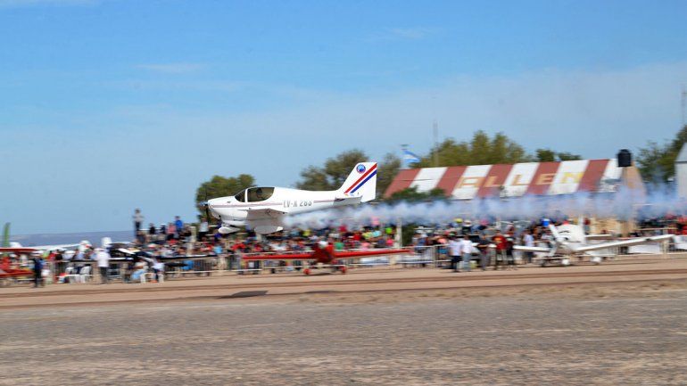 Cientos de personas asisten al festival aéreo de Allen.