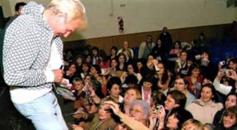 Sergio Denis cantó para una multitud en el Círculo Italiano de Cipolletti. 