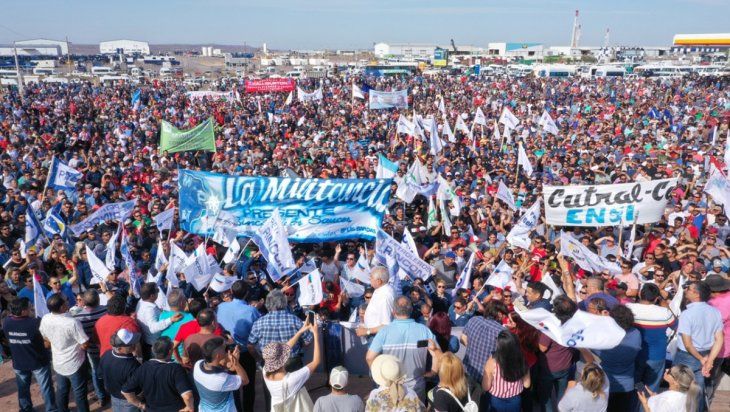 La asamblea fue en Añelo donde los trabajadores empezaron a concentrarse cerca de la estación Shell desde las 8:30.