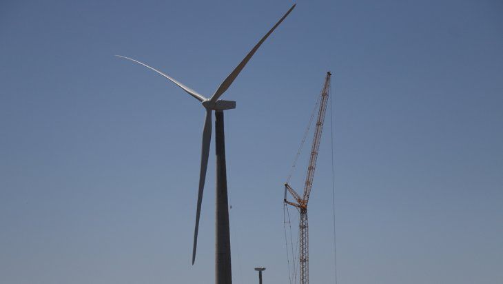 Los aerogeneradores de Vientos Neuquinos empiezan a producir a partir de los 10 u 11 km/h y llegan a su punto máximo cuando el viento supera los 40 km/h.