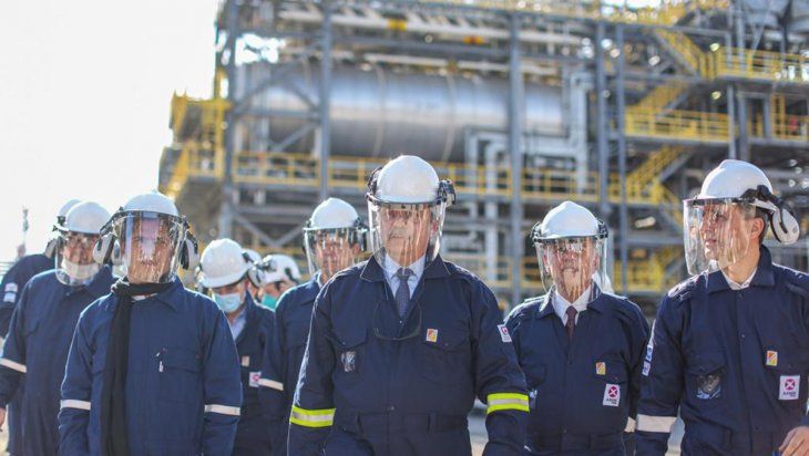 La inauguración de la nueva planta de AXION Energy. De izq a derecha: Matías Kulfas, Axel Kicillof, Eduardo de Pedro, Alberto Fernández, Alejandro Bulgheroni y Marcos Bulgheroni.