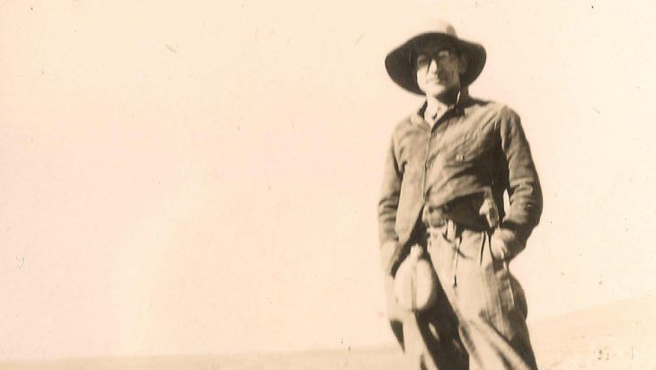 El escritor, cuando ejercía como geólogo, en Comodoro Rivadavia.