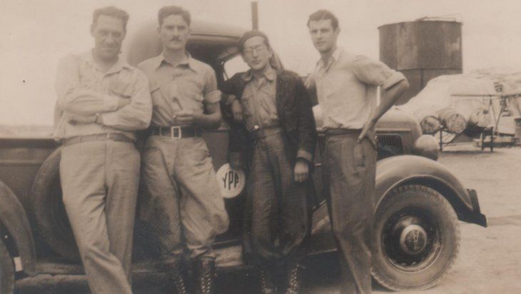 Junto a compañeros de trabajo, Oesterheld, tercero desde la izquierda.