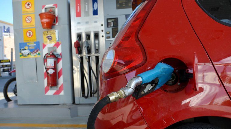 Otra ayudita a la inflación: subieron las naftas un 6%