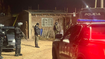 el hombre baleado en barrio gran neuquen perdio el ojo y esta grave: un joven de 18 anos sigue profugo