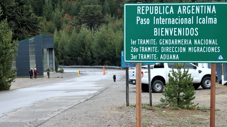 En los pasos fronterizos a Chile suelen surgir problemas por el olvido de un pequeño detalle de los DNI | LM Neuquen En los pasos fronterizos a Chile suelen surgir problemas por el olvido de un pequeño detalle de los DNI