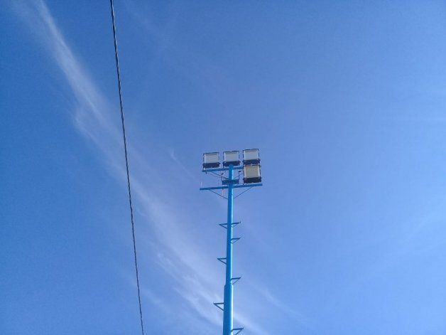 Ya les robaron 13 reflectores de las torres de iluminación.